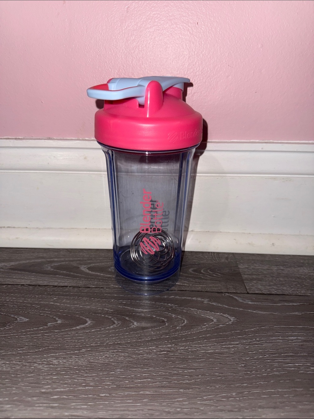 BlenderBottle Classic Shaker - Pink Lid